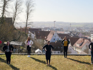 Gruppenbild mit allen Auszubildenden und der Ausbilderin im Online Marketing