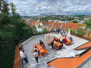 Gemeinsames Mittagessen auf der Dachterrasse