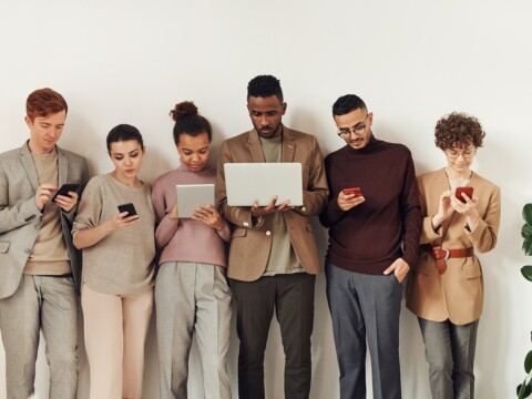 Menschen mit Smartphones