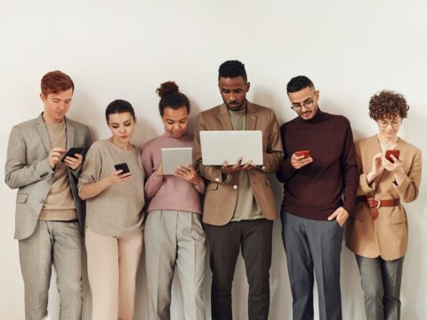 Menschen mit Smartphones